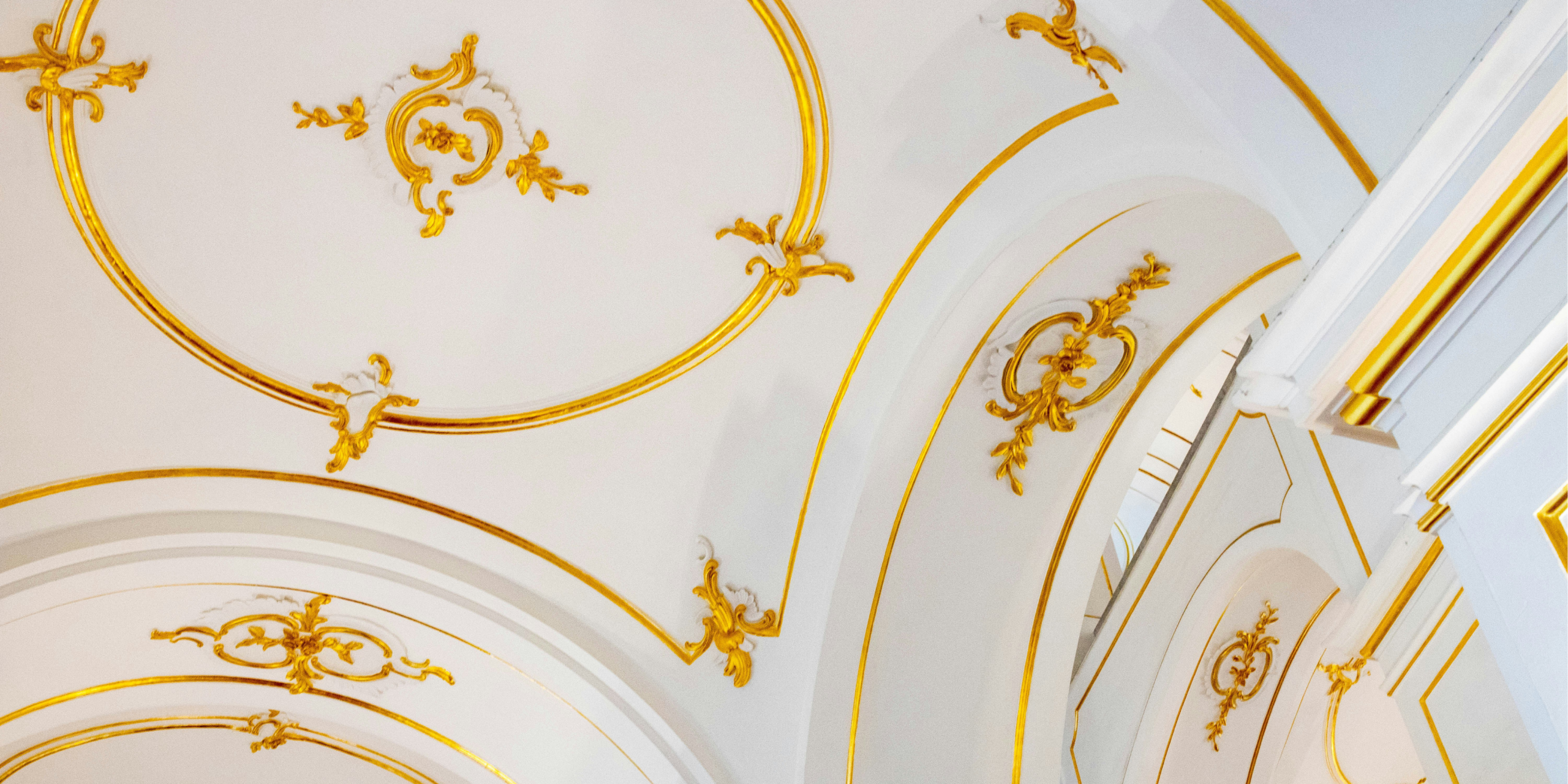 plafond ornemanté à la feuille d'or, dorure mixtion ou détrempe