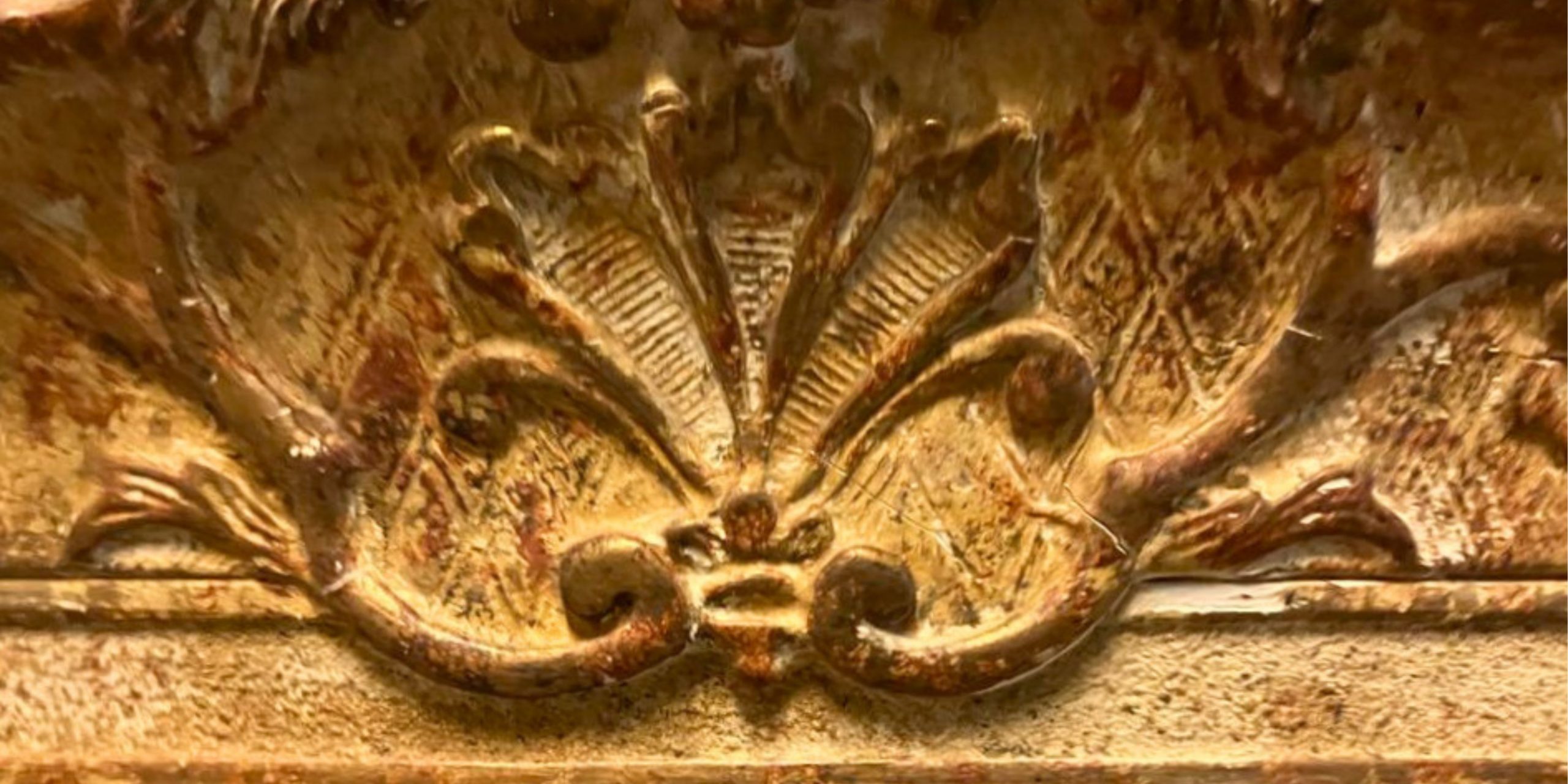 Nettoyer une dorure à la feuille d'or, cadre ancien encrassé.