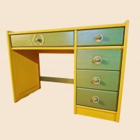 Bureau vintage revalorisé peint en jaune et vert sauge, tiroirs dorés à la feuille d'imitation